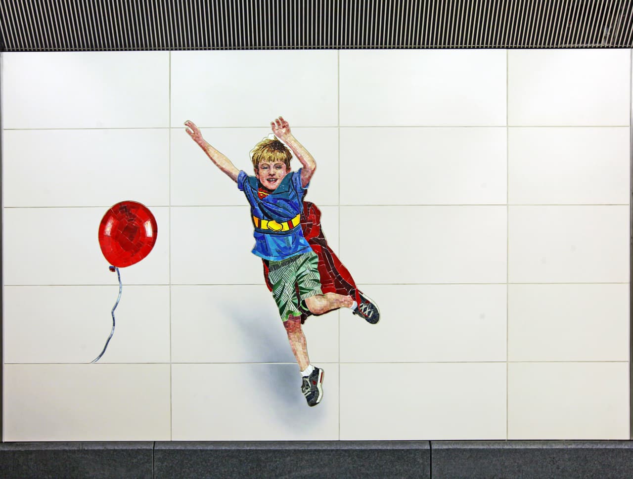 “Perfect Strangers”, de Vik Muniz, basada en fotos reales, rinde tributo a todas las personas con que uno podría toparse en el metro de Nueva York, incluyendo un aturdido hombre de negocios, chicos de la escuela con rostros aburridos y un felino peludo.