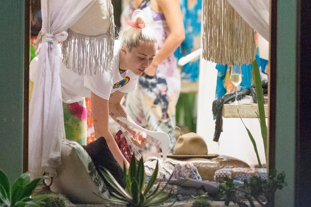 Miley estaba feliz pasando una tarde entre amigas y hablando de sus amores.