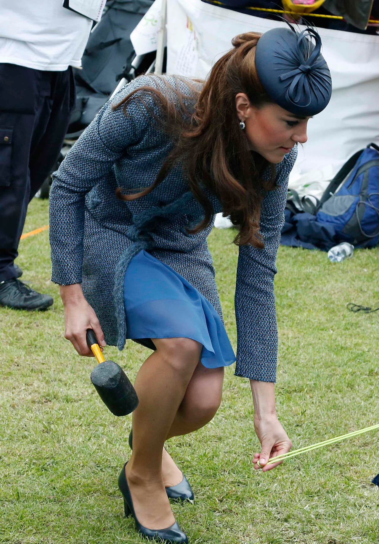 Kate también demostró que puede ayudar a un grupo de Boy Scouts a 
<b>montar una tienda de campaña</b> en medias y tacones, como lo hizo en Vernon Park en 2012.
<br>
