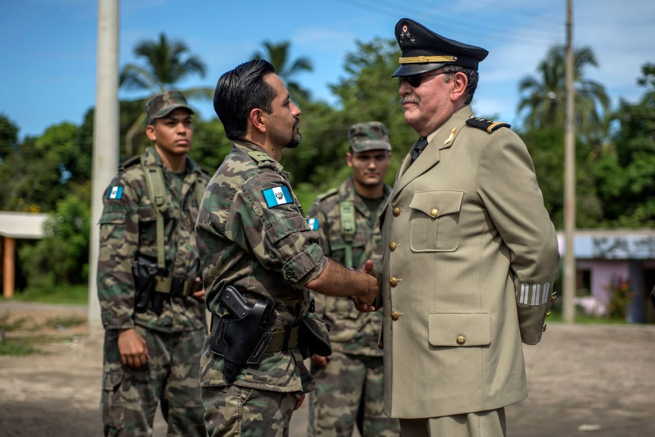 El general agradeció la colaboración del gobierno guatemalteco y le prometió al teniente Rosado la recompensa ofrecida por el criminal.