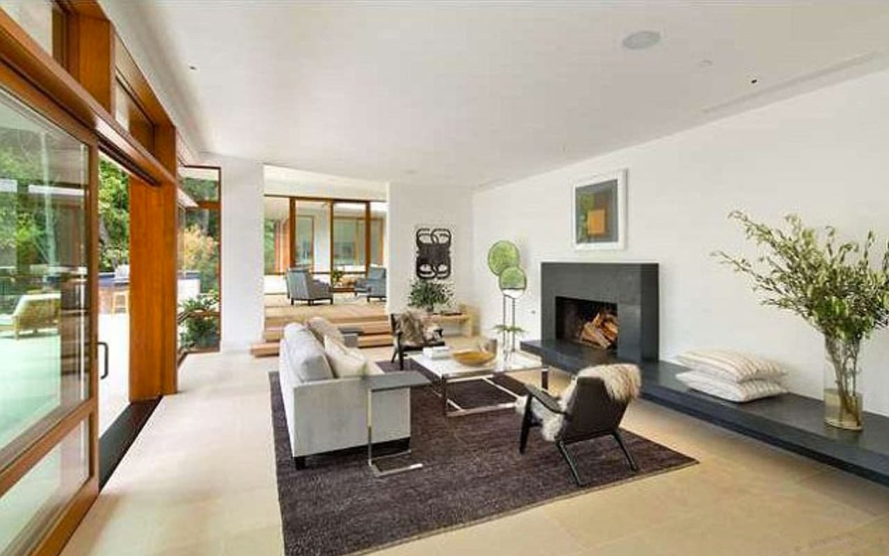 Tiene varias chimeneas y cuenta con ventanales gigantescos que mantienen muy bien iluminado el interior.