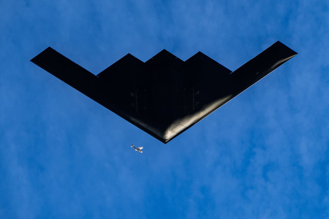 Un bombardero furtivo B-2 Spirit de la Fuerza Aérea de EEUU sobrevuela Pasadena, California, el miércoles 1 de enero de 2025.