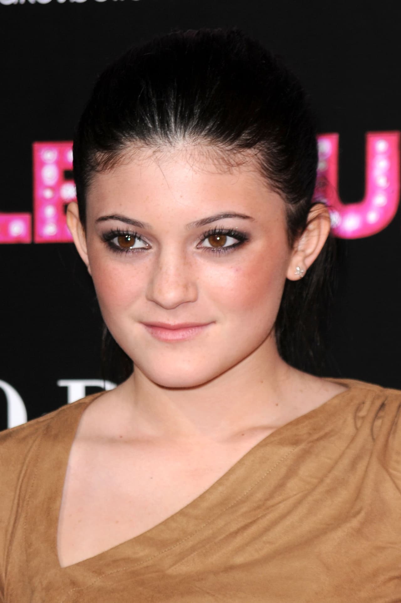 Esta era Jenner en el 2010, antes de darle una lección a las grandes marcas de cosméticos como
<b>L'Oréal</b> y
<b> Estée Lauder</b>, que, según la revista, han quedado rezagadas porque los nuevos consumidores están naciendo en las redes sociales y, por lo tanto, en las tendencias de las grandes figuras virtuales, o 'influencers'.