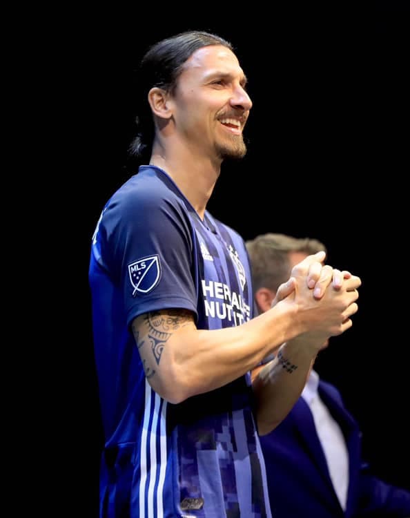 Zlatan Ibrahimovic fue la figura principal en la presentación de la nueva playera 'Night Navy'. (LA Galaxy)