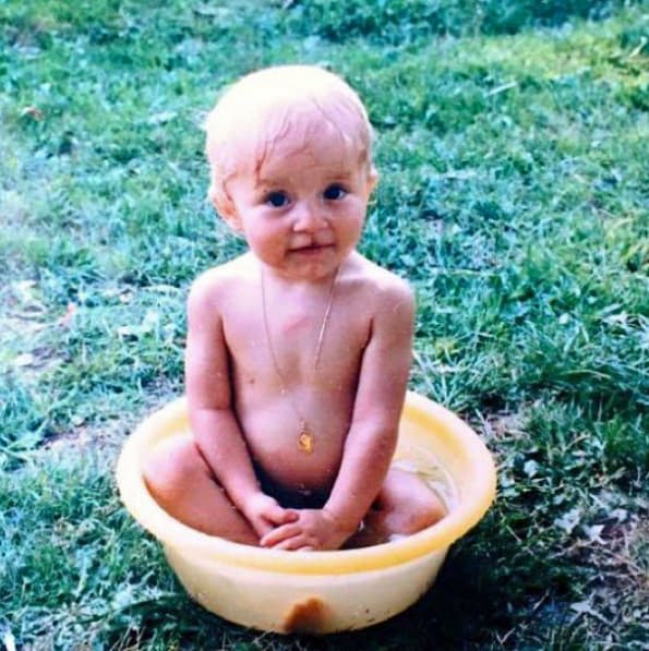 Hoy en día es una de las mejores actrices de México y mujer irresistiblemente bella, pero antes era una encantadora nena.