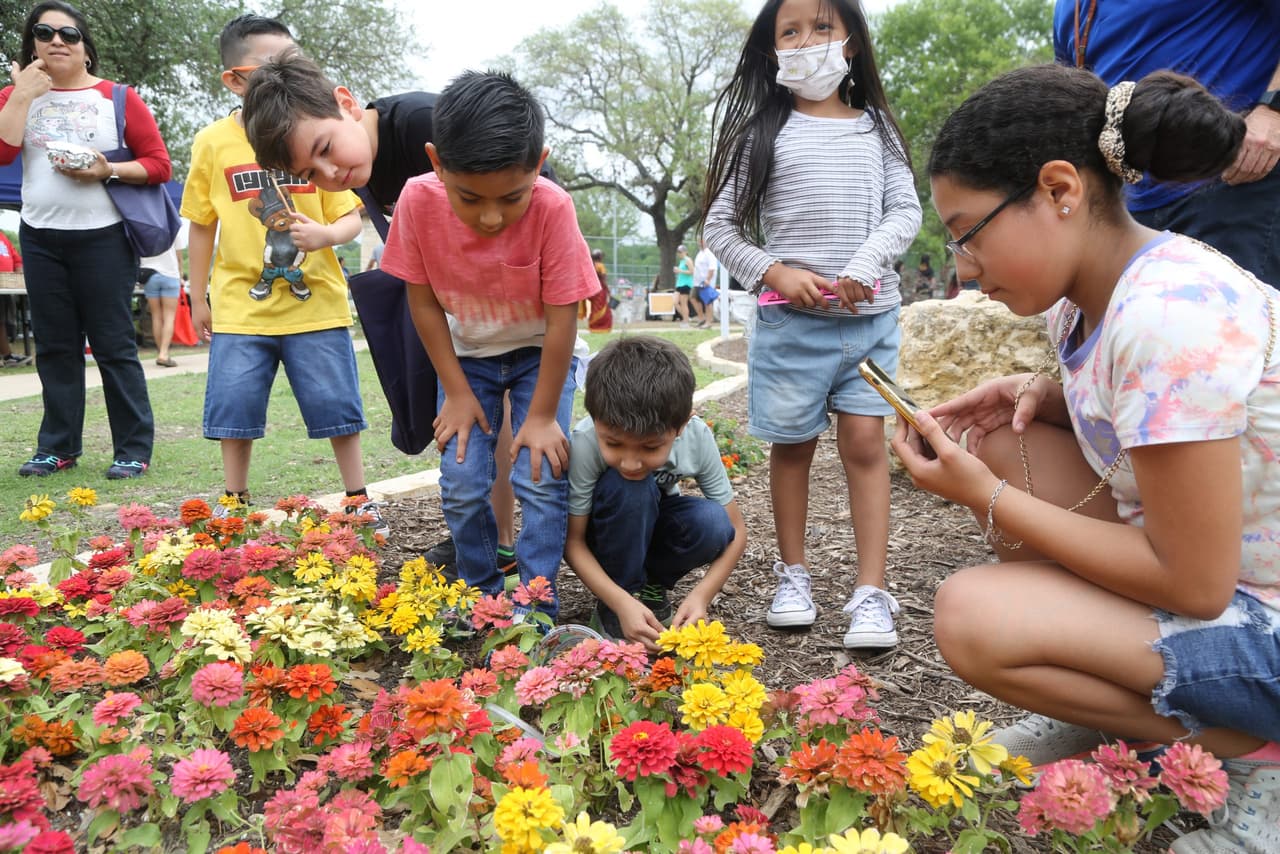 <h2 class="cms-H2-H2">San Antonio Earth Day 2023</h2>
<br>
<ul>
<li class="li1">Cuándo: 26 de abril</li>
</ul>
<ul>
<li class="li1">Hora: 10:00 horas - 14:00 horas</li>
</ul>
<ul>
<li class="li1">Dónde: Woodlawn Lake Park</li>
</ul>
<ul>
<li class="li1">Qué es: Más de 50 organizaciones ambientales, actividades familiares y adopción de árboles permitirán conectar con representantes locales sobre medio ambiente.</li>
</ul>
<ul>
<li class="li1">Costo: Gratis</li>
</ul>