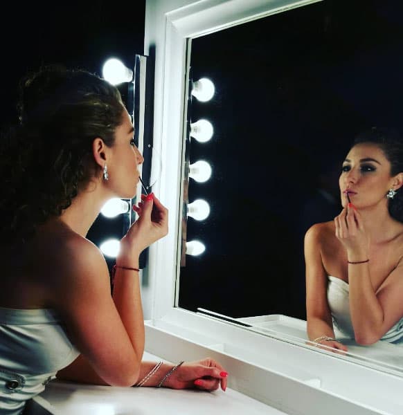 Esta guapa actriz ha llegado a "Tres veces Ana" para hacerle la vida de cuadritos a Ana Leticia (Angelique Boyer), pues tiene muchas armas que podrían destruirla, ¿lo logrará?