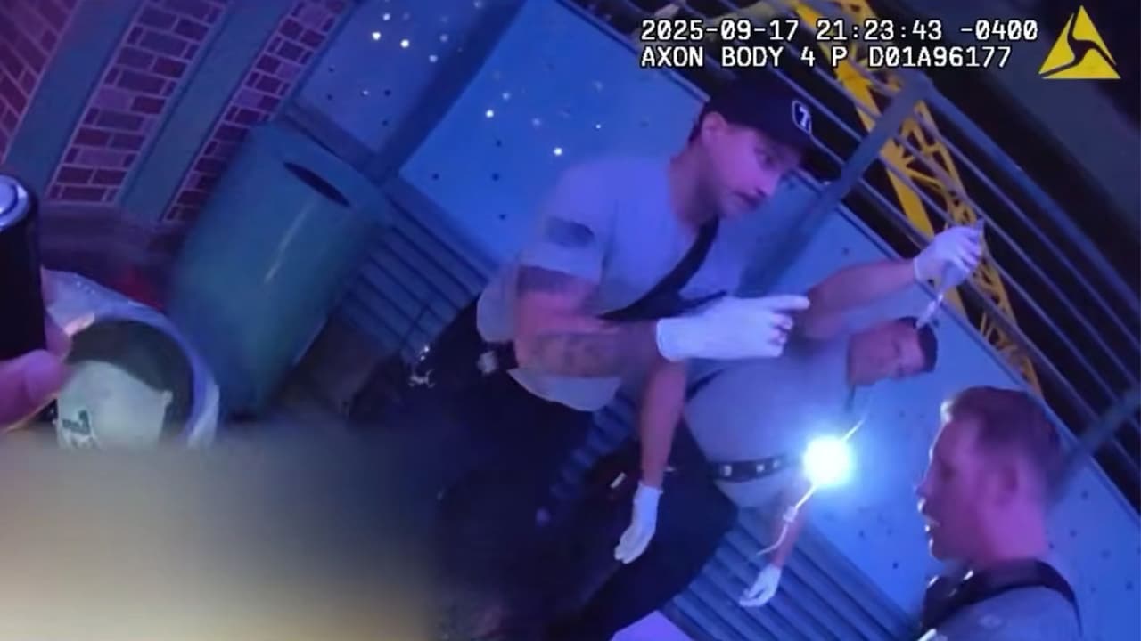 El video de bodycam muestra a rescatistas realizando maniobras de emergencia en el incidente ocurrido el 17 de septiembre de 2025, mientras el visitante, identificado como Kevin Rodríguez Zavala, de 32 años, permanece inconsciente, evidenciando la rapidez y tensión en la respuesta tras el incidente.
