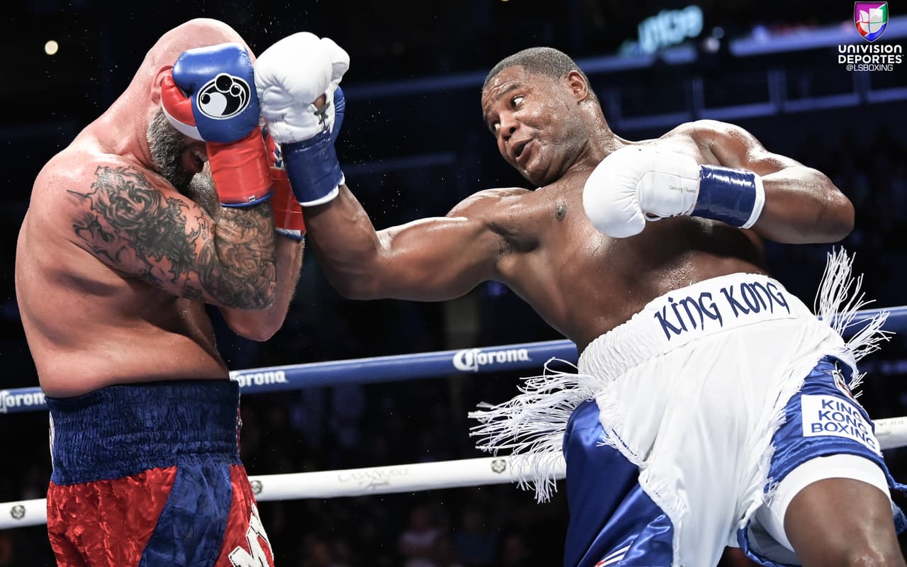 Luis 'King Kong' Ortiz dominó de principio a fin a Travis Kauffman, quien terminó noqueado en el décimo round. El cubano mencionó tras su victoria que quiere la revancha con Wilder.