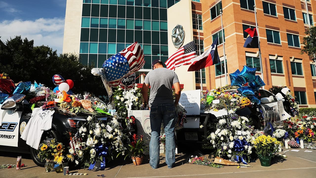 El evento busca honrar la memoria de los cinco agentes que perdieron la vida tras ser baleados por un sospechoso, identificado como Micah Xavier Johnson, quien abrió fuego tras las protestas pacíficas del grupo Black Lives Matter. Se espera que miembros de la comunidad se reúnan para conocer la estatua levantada en honor a las víctimas.