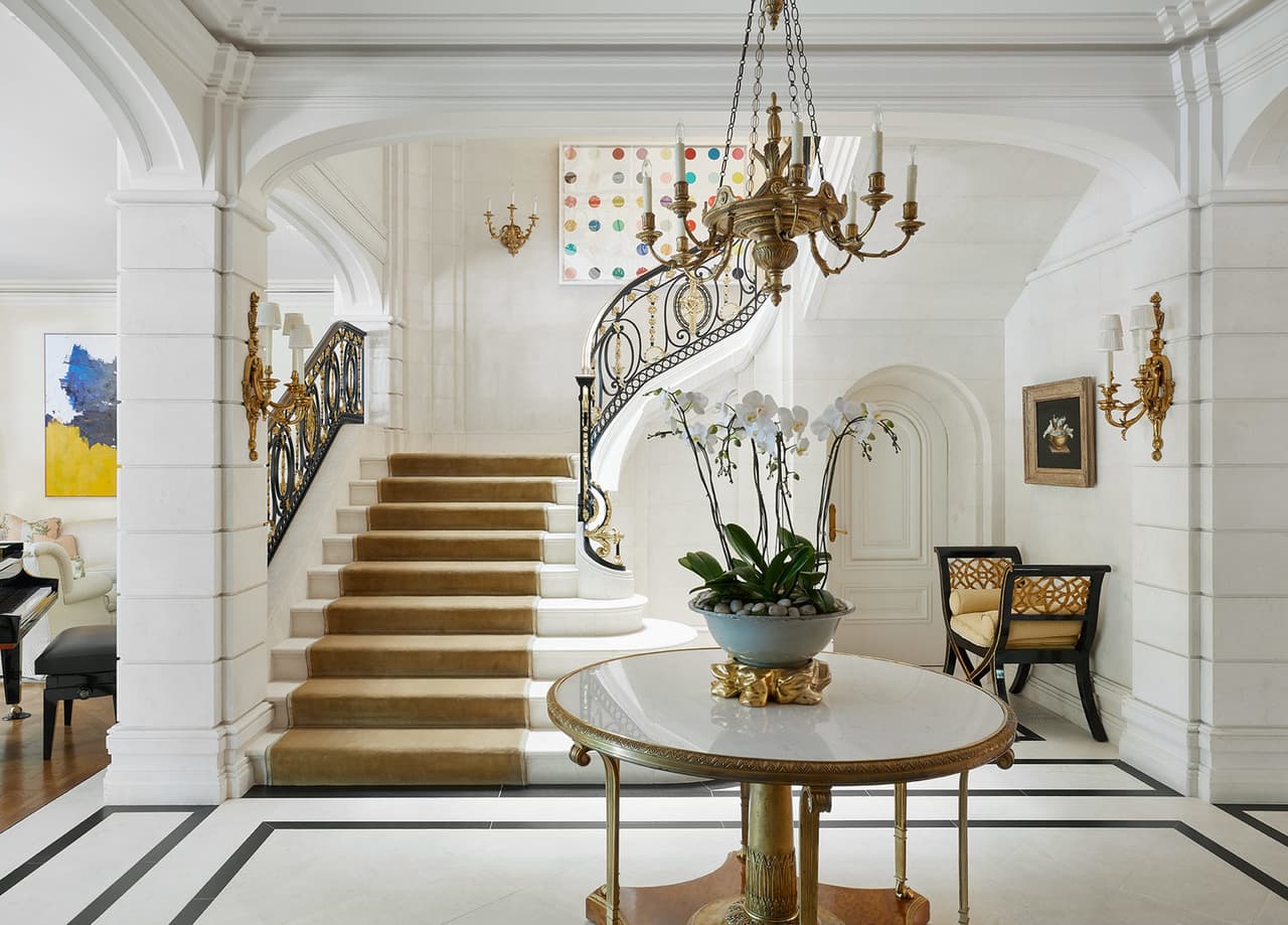 Dispone de 20,000 pies cuadrados distribuidos en 6 dormitorios y 9 baños.