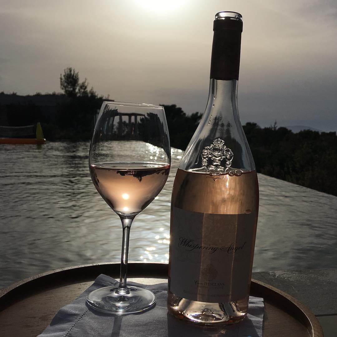 David presumió la copa de vino que se tomó.