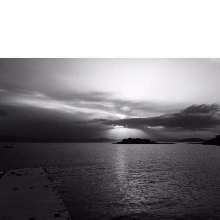 La famosa familia viajó a Grecia para relajarse y divertirse.