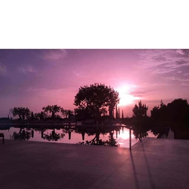 El hijo mayor de los Beckham dio muestra de sus habilidades con la cámara compartiendo encantadoras fotos de los paisajes de Grecia.