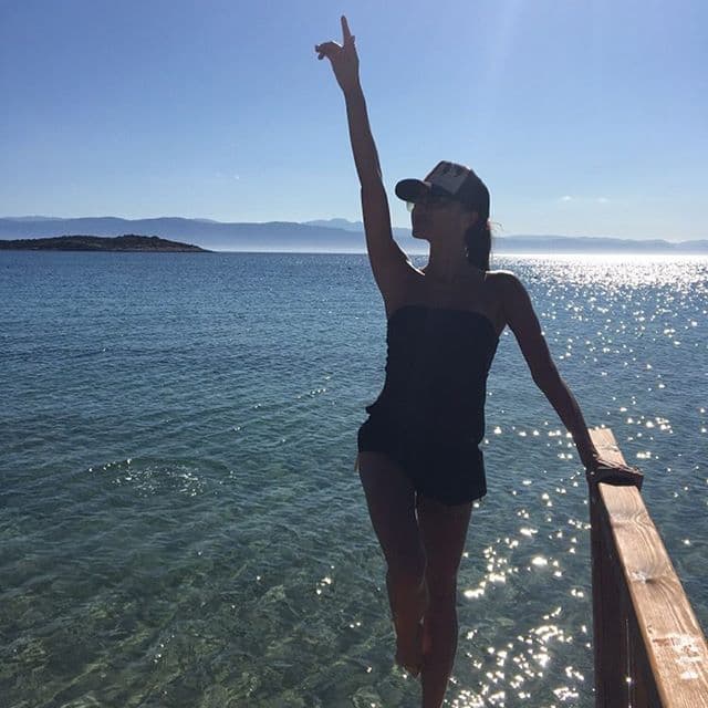 En redes sociales también nos dejaron ver un poco de su viaje. Aquí Victoria disfrutando del mar.