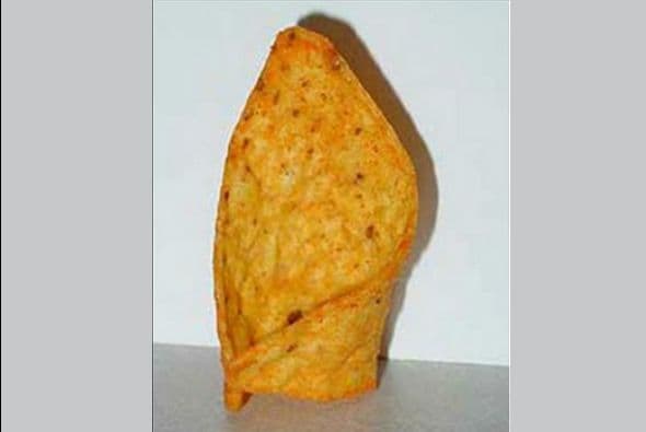 Un Dorito que se parece a la mitra papal. El casino online Golden Palace pagó 1.209 dólares por el artículo. (Imagen tomada de twitter).