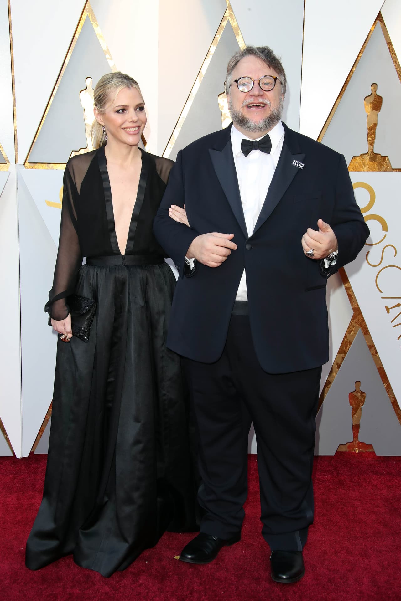 El ganador del Oscar al mejor director Guillermo del Toro llegó con la sonrisa del triunfo y del brazo de la elegantísima guionista Kim Morgan.