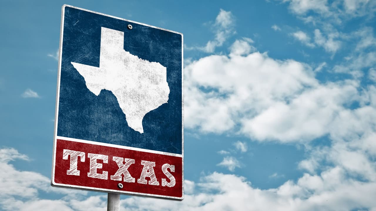 <h3 class="cms-H3-H3">Texas: más que petróleo y ganado</h3>
<br>
<b>Que las dos mayores fortunas por género tengan residencia en Texas no es casualidad. </b>El estado se ha convertido en un refugio para empresarios y grandes capitales por su costo de vida más bajo que otras metrópolis, incentivos fiscales y su mezcla de cultura local y global. En el sur, Boca Chica ha pasado de ser una zona casi olvidada a convertirse en centro de pruebas aeroespaciales que atrae ingenieros, proveedores y turistas curiosos. En el norte, Fort Worth combina la tradición ganadera con un creciente sector financiero y cultural. Y en el centro, Austin sigue ganando peso como hub tecnológico.