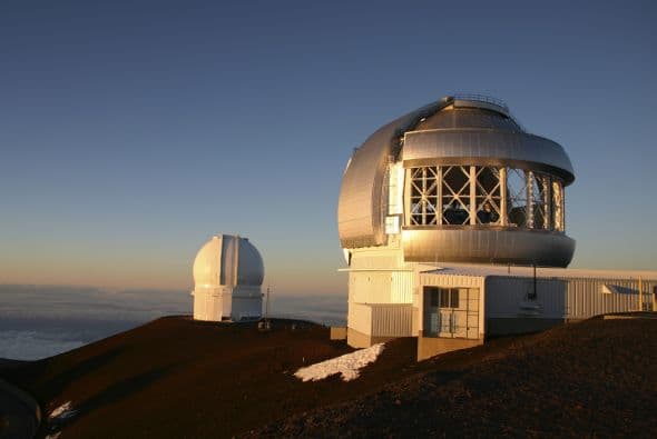 A 4,200 metros (13,779 pies) sobre la cima de la montaña homónima, disfrutarán de más telescopios que en cualquier otro lugar del planeta.