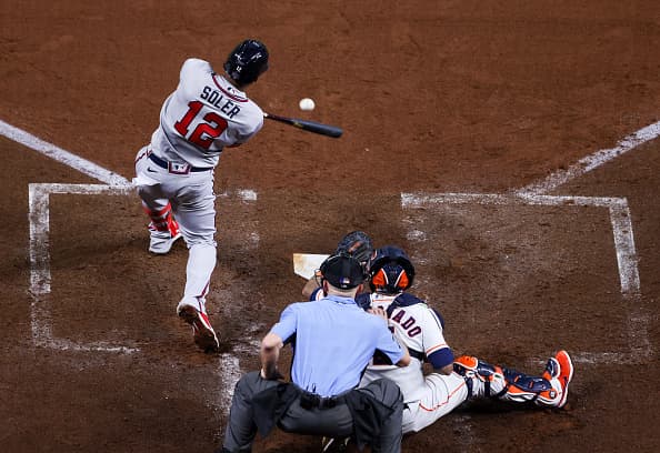 Jorge Soler bateó un jonrón de tres carreras que adelantó a los Bravos en el tercer inning del sexto juego de la Serie Mundial.