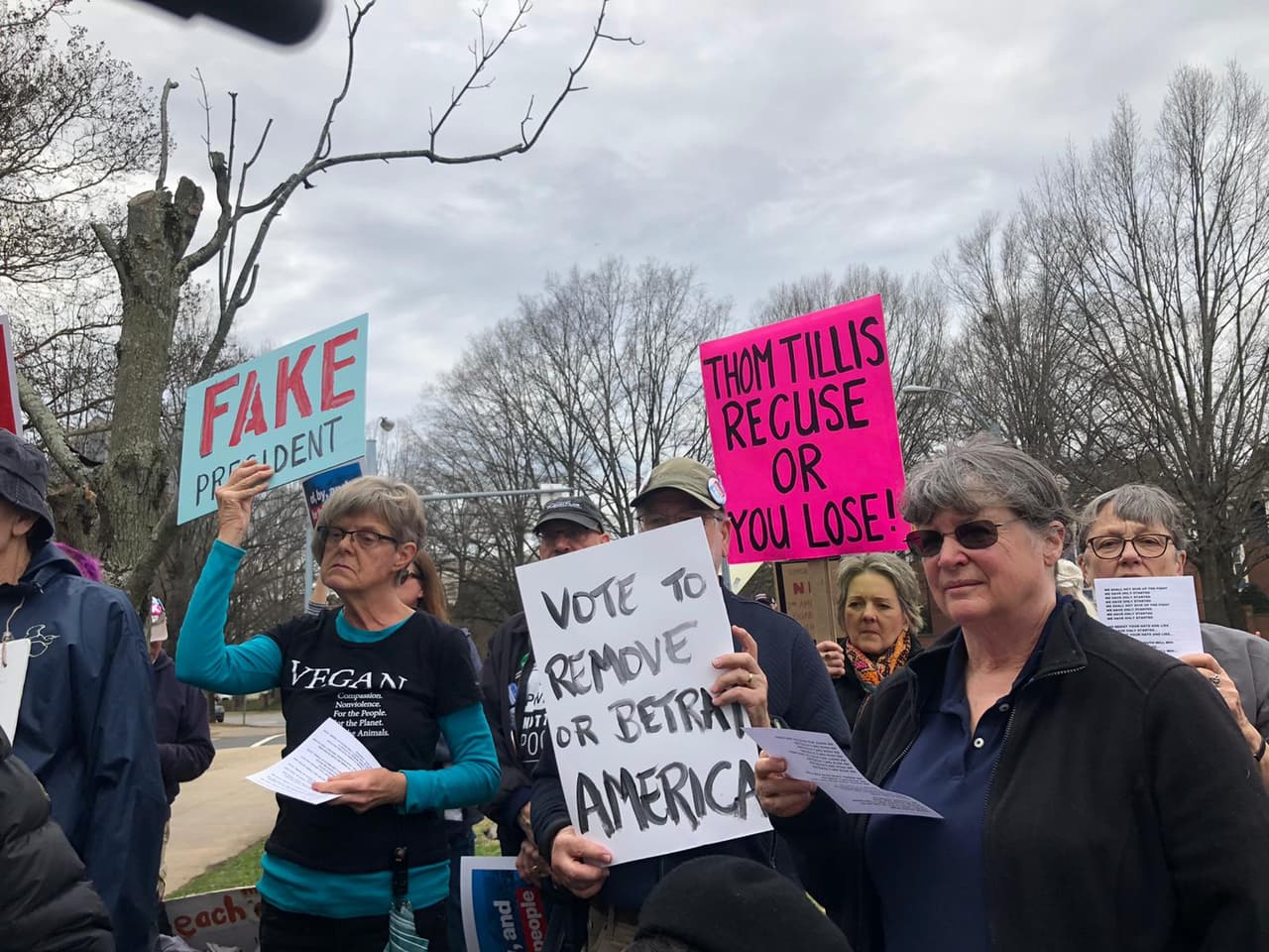 Este martes en horas de la noche, el presidente de los Estados Unidos, Donald Trump, pronunciará el discurso del Estado de la Unión ante el Congreso. Desde Raleigh, Carolina del Norte, decenas de manifestantes mostraron reacciones a favor y en contra del Primer Mandatario.