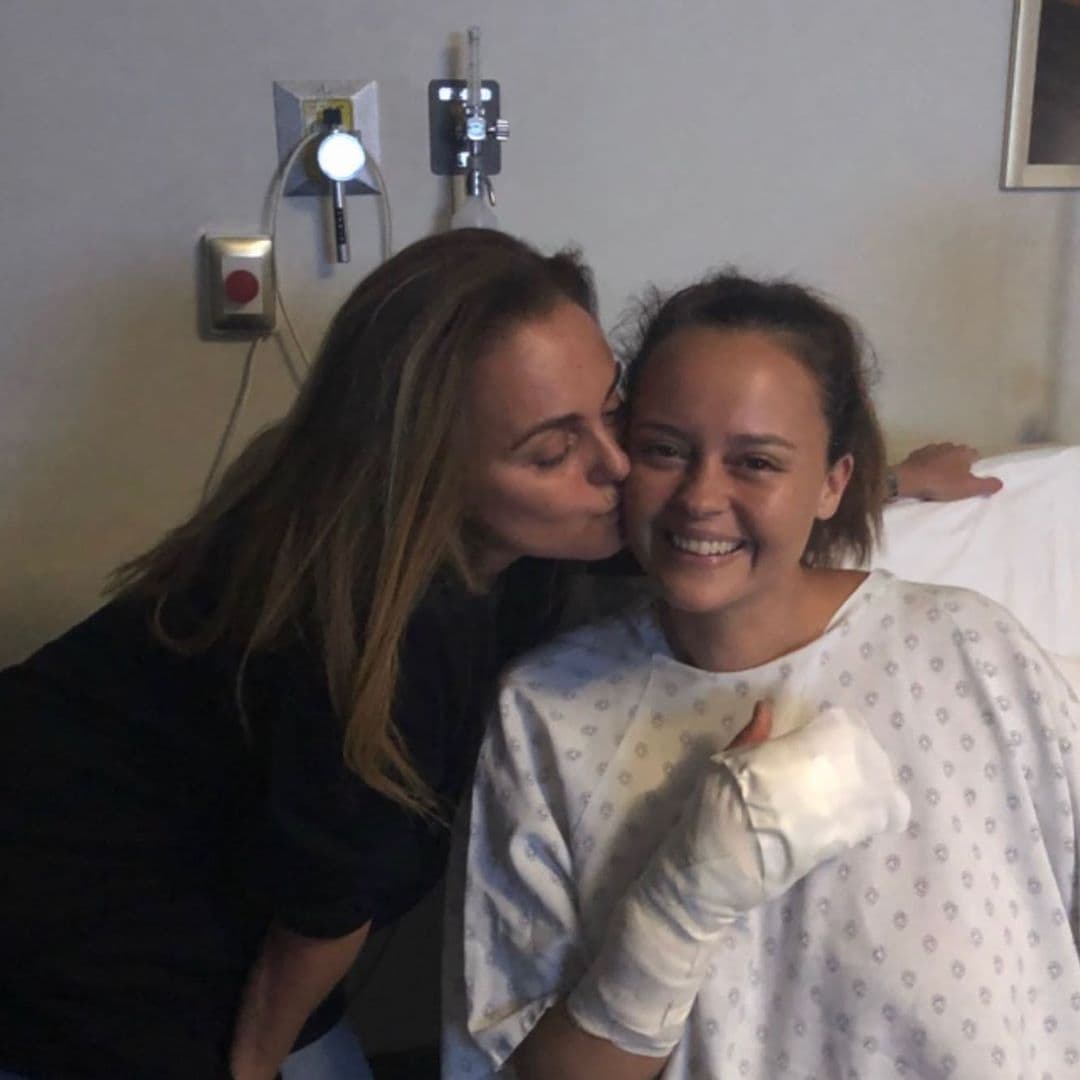 "Hoy hace un año desde que nos pegamos ese gran susto. No es nuestra mejor foto, pero la recuerdo con amor, miedo, susto, fuerza, pena, pero también con alegría porque estábamos juntas. Pasamos unos días juntas que necesitábamos", comentó en la publicación.