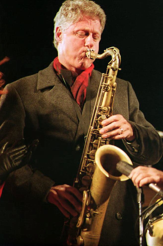 Bill Clinton ha ganado dos Grammy, pero el saxofón de la fotografía no tiene nada que ver con ello. Ganó los galardones por sus narraciones orales, una con la Russian National Orchestra, por la obra "Wolf Tracks and Peter and the Wolf", y otra por el audiolibro de su autobiografía, "My Life". Durante su gobierno, además del ya conocido escándalo de Monica Lewinsky, intentó mejorar el sistema de salud, pero la reforma no fue aprobada; apoyó el
<a href="https://es.wikipedia.org/wiki/Protocolo_de_Kioto">Protocolo de Kioto,</a> medió en la guerra entre
<a href="https://es.wikipedia.org/wiki/Conflicto_%C3%A1rabe-israel%C3%AD">Israel y de Palestina,</a> estuvo con las tropas en Kosovo y dirigió el
<a href="https://es.wikipedia.org/wiki/Guerra_de_Kosovo">ataque militar de la OTAN</a>. Al salir de la Casa Blanca, dejó un superávit de US$559,000,000.