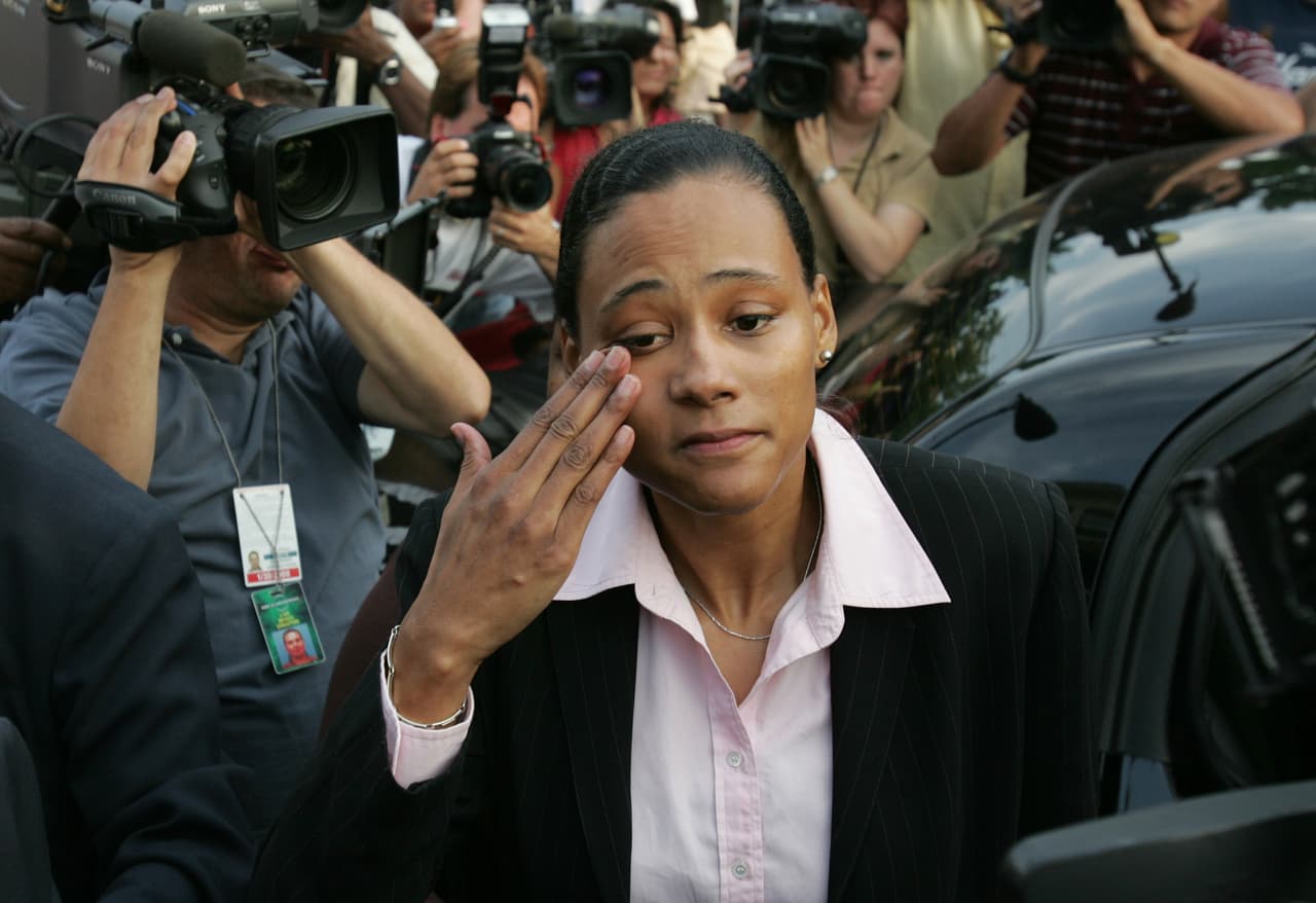 <b>Un nuevo esteroide de diseño compromete a la atleta Marion Jones: el inicio del escándalo BALCO. (2003)</b>
<br>
<br>En octubre de 2003 la Agencia Antidopaje de Estados Unidos anunció que varios atletas habían estado utilizando un esteroide artificial llamado tetrahidrogestrinona (THG), y que no se detectaba en las pruebas de rutina. 
<br>
<br>Fue un informante anónimo quien alertó a los investigadores sobre el compuesto THG. Informó que la fuente de la sustancia era un laboratorio de San Francisco llamado BALCO. 
<br>
<br>Luego se reveló que el informante era el exentrenador de la atleta estadounidense Marion Jones (en la foto), quien en 2007 admitió haber usado la sustancia y tuvo que regresar sus cinco medallas olímpicas. 
<br>
<br>En 2008, fue sentenciada a seis meses de prisión por mentir a los investigadores federales sobre su uso de esteroides. 
<br>