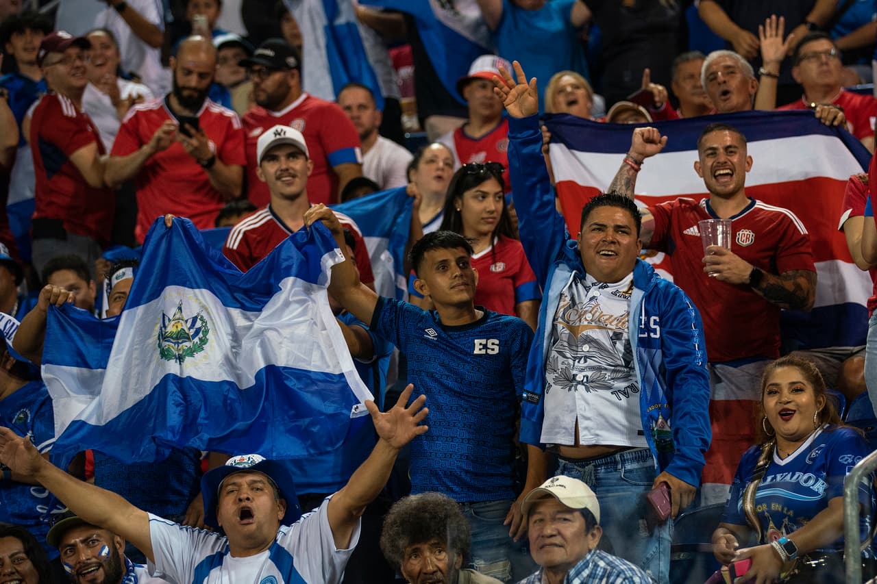 Fanáticos de El Salvador y Costa Rica aupando a sus jugadores.