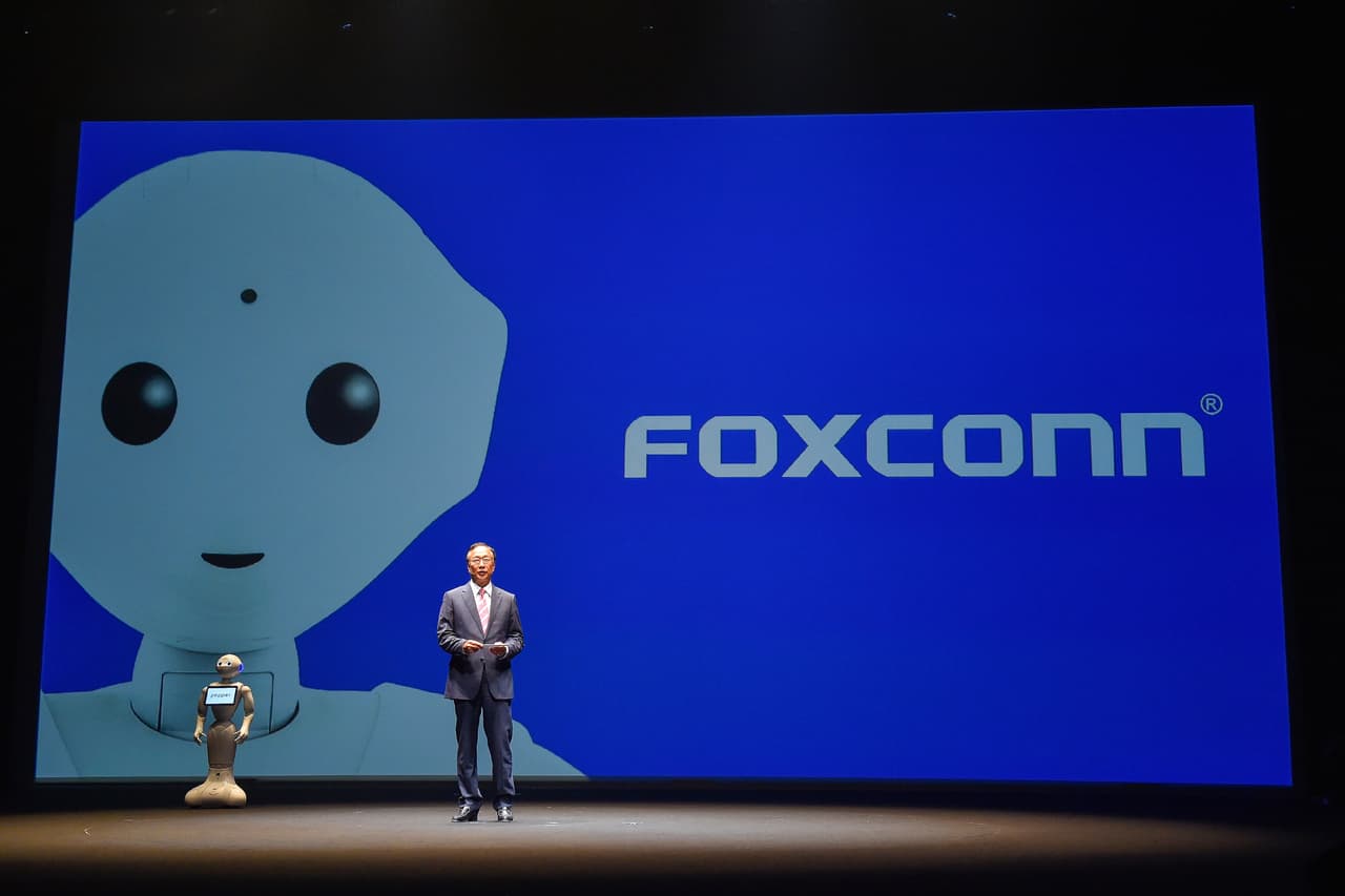 La compañía que aparece en el 
<b>número 6 de la lista</b> quizás no les suena tanto, pero
<b> Foxconn </b>es el principal proveedor de Apple en China y en los últimos años ha estado en los titulares por los problemas reportados en sus fábricas donde varios trabajadores llegaron a sucidarse aparentemente por las pobres condiciones de empleo.