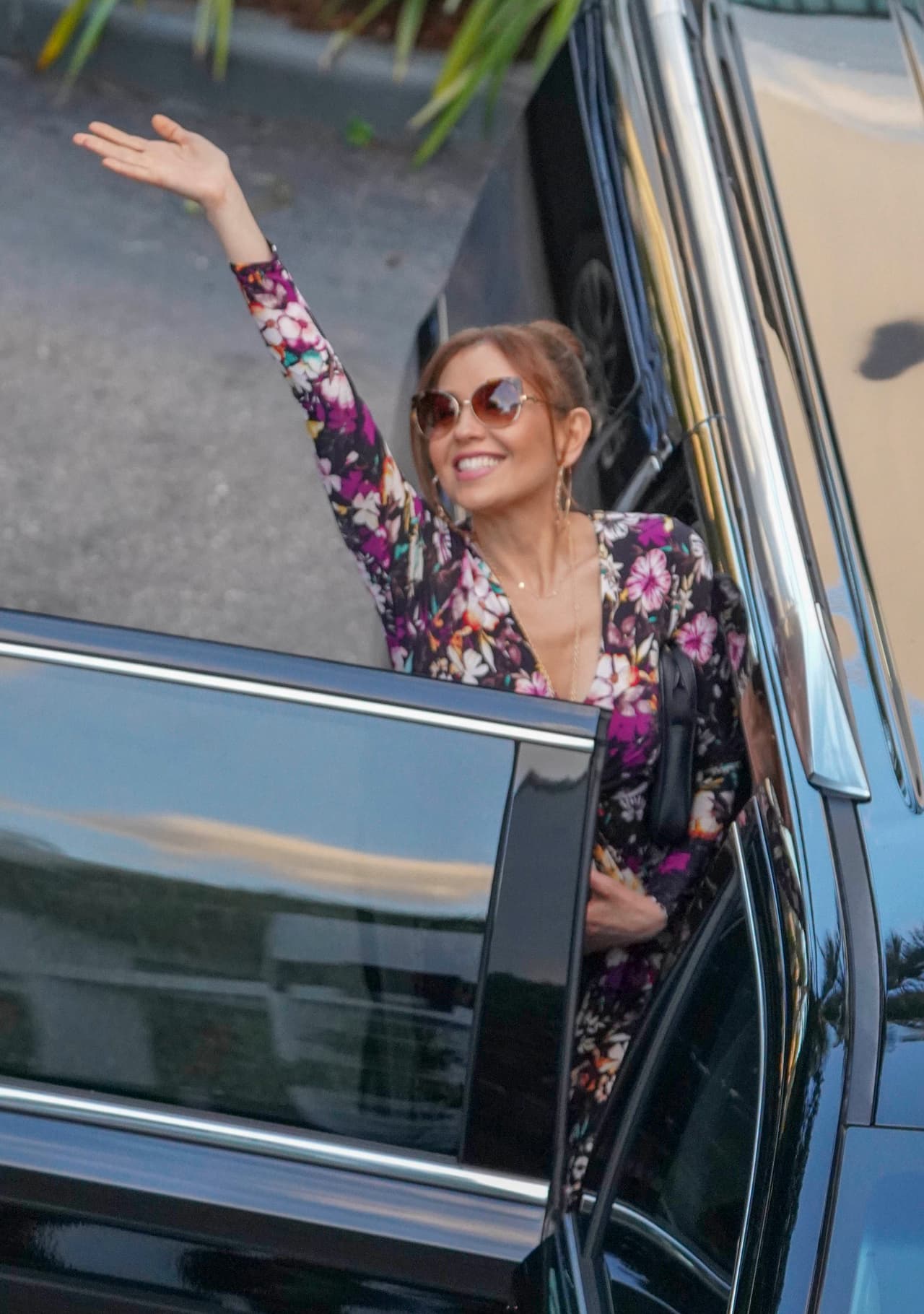 Y antes de entrar al vehículo, Thalía se despidió de los presentes.