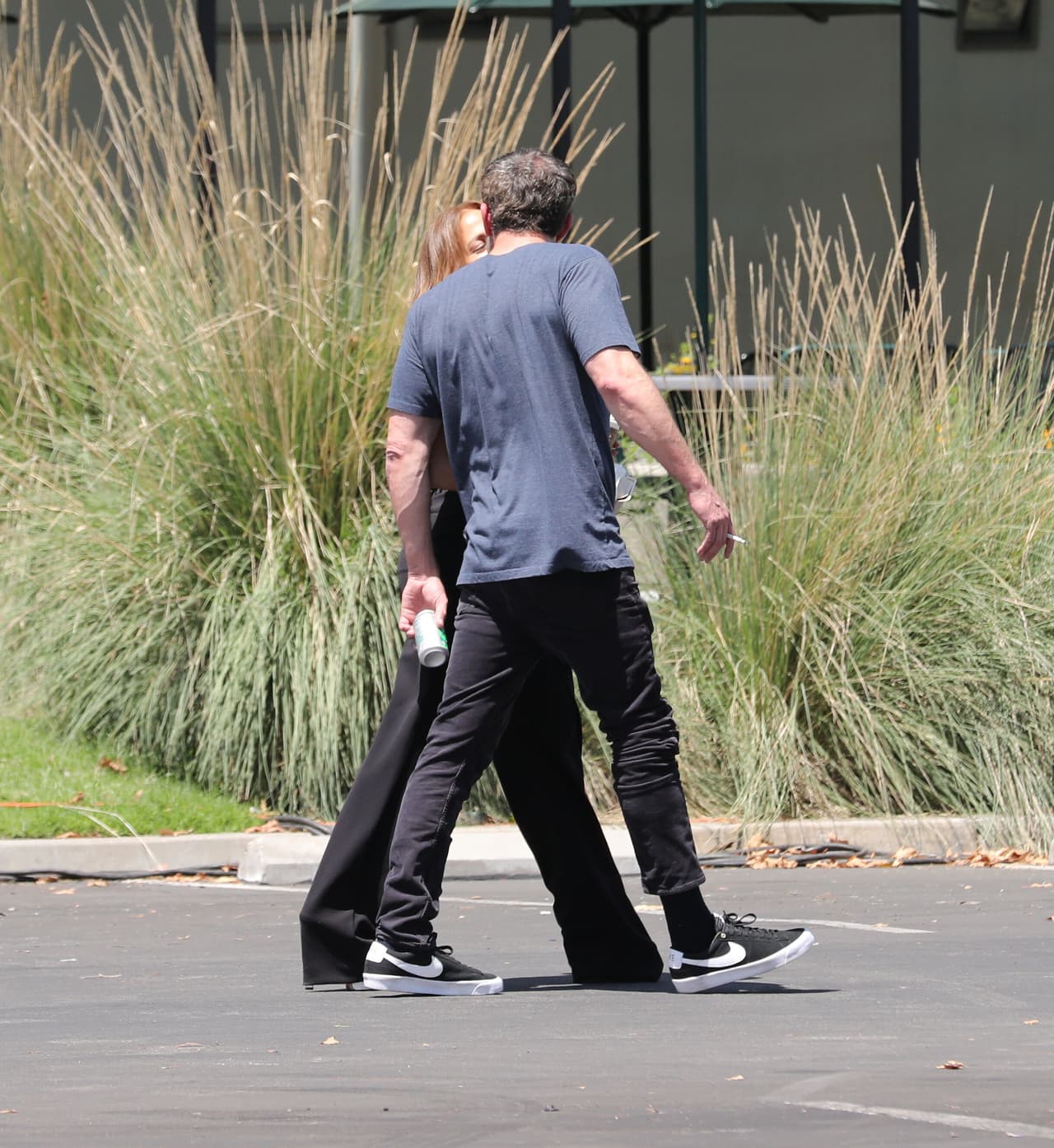 "Se rumorea fuertemente que la pareja ha pasado por el altar con una boda en el Hotel Ritz-Reynolds en Lake Oconee en Georgia", se lee en el artículo.
<br>