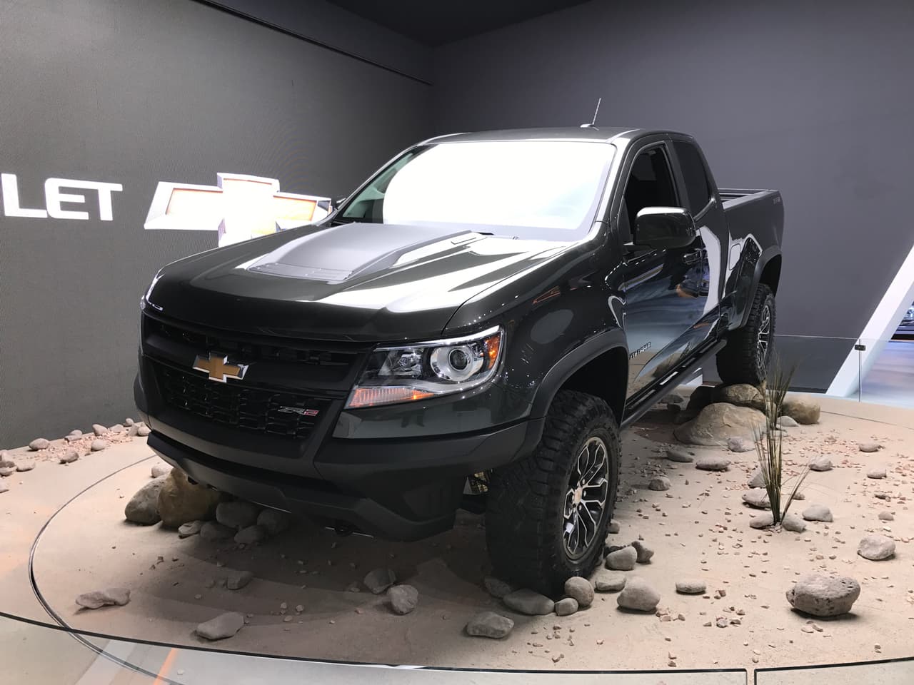 La otra gran presentación de
<b>Chevrolet</b> fue la versión ZR2 de su popular pickup mediana Colorado. Con detalles exclusivos para el manejo todoterreno, la
<a href="http://www.univision.com/noticias/chevrolet/los-angeles-2016-chevrolet-colorado-zr2-2017" target="_blank"><b>Chevrolet Colorado ZR2</b></a> expande el atractivo de esta camioneta que ya se perfila como uno de los éxitos más grandes de la marca del corbatín en la presente década. Puedes leer y ver todos los detalles de esta camioneta en
<b><a href="Los Ángeles 2016: Chevrolet Colorado ZR2 2017" target="_blank">nuestra cobertura</a></b> del show.
<br>