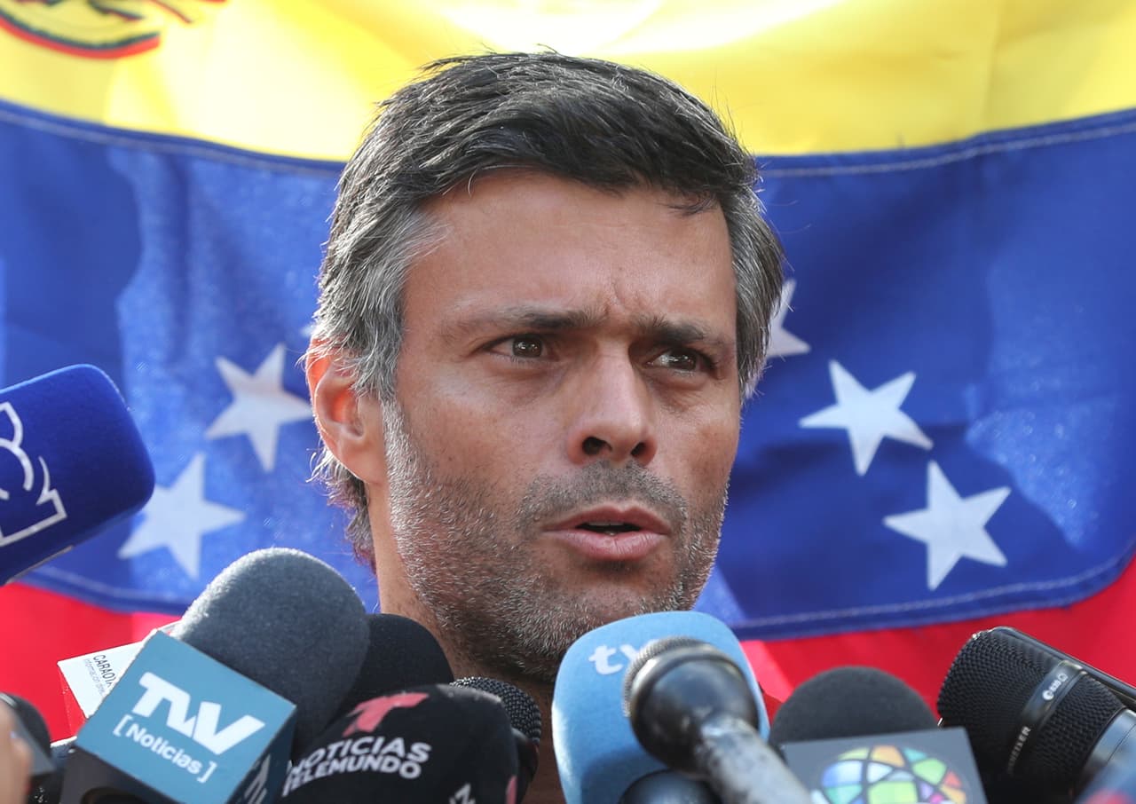 El líder opositor venezolano Leopoldo López llega a Madrid tras abandonar la residencia del embajador español en Caracas