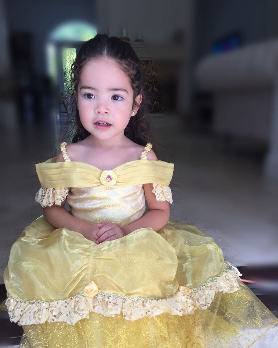 Giulietta hizo un homenaje a la encantadora Bella usando su espectacular vestido amarillo y el cabello rizado con una atadura en la parte alta.