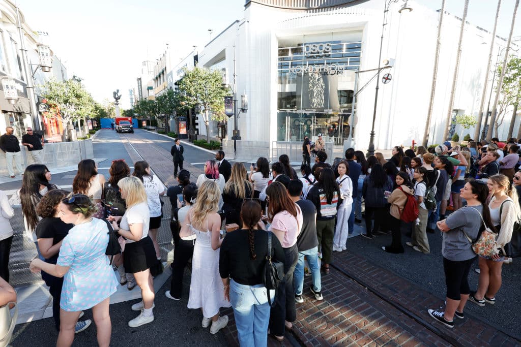 Cerca de 2,200 fans de Taylor Swift recibieron boletos para asistir al estreno. Se les pidió comenzar a llegar desde las 2:00 p.m. en adelante, pero la proyección comenzaría a las 7:00 p.m.