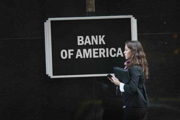 El banco ha sufrido también una rebaja en su calificación crediticia por parte de Moody’s y Standard & Poor´s. Pese a todas estas malas noticias para la institución financiera, el empresario Warren Buffett anunció en este año que invertiría $5 mil millones en ella.