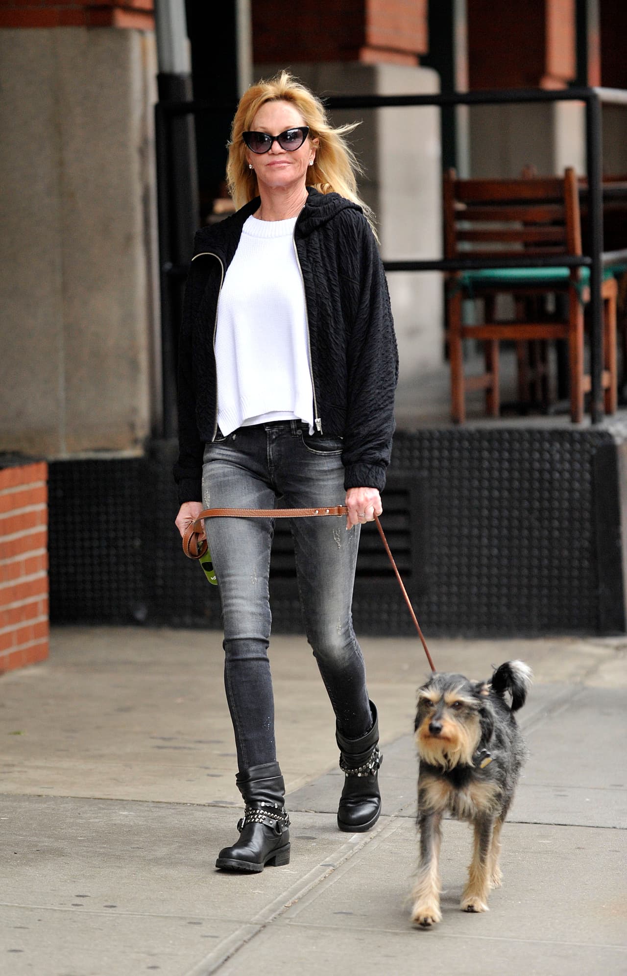 No hay manera de ver enojada o estresada a Melanie Griffith cuando pasea con su perrito.