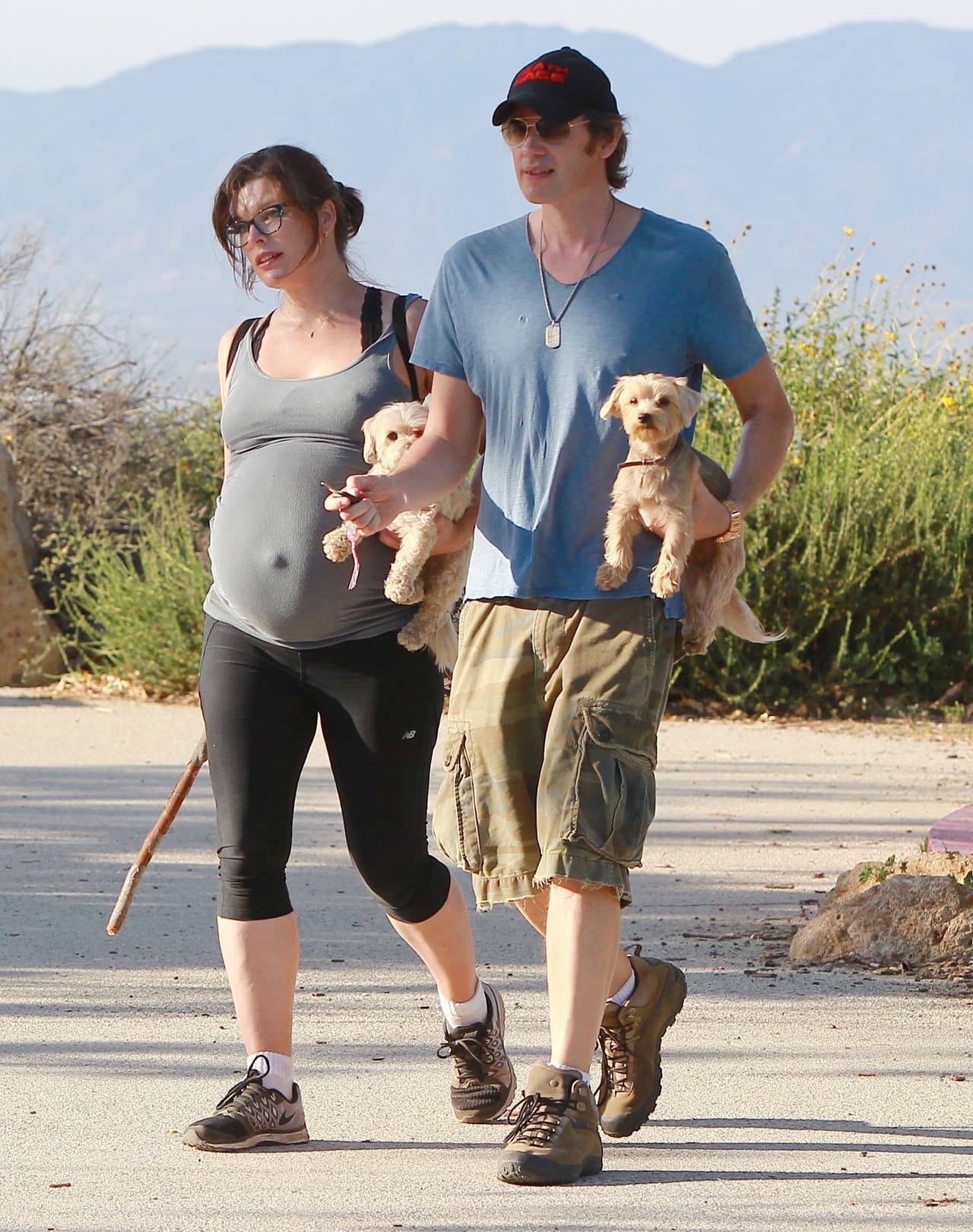 Cuando estaba embarazada y no mataba zombis, Milla Jovovich salía a dar vueltas por el parque para mantenerse sana.