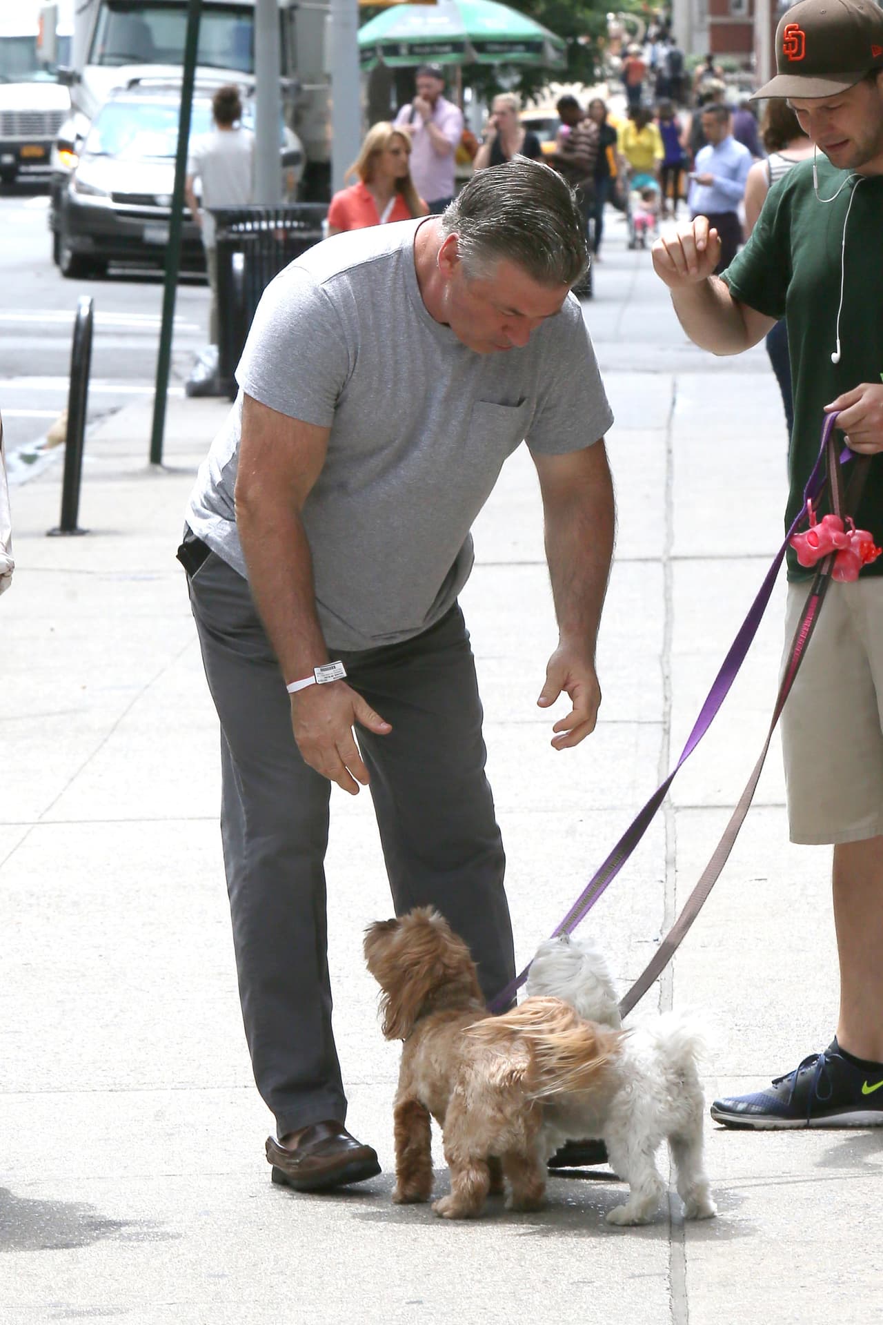 El actor Alec Baldwin también da gracias a la existencia de nuestros queridos amigos peludos.