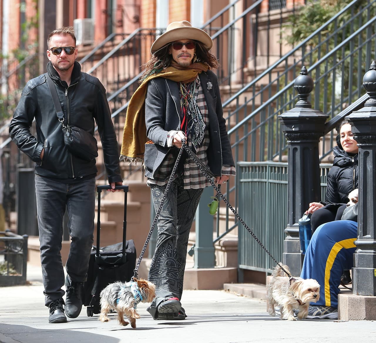 Steven Tyler tal vez pueda pasar desapercibido ante algunos, pero jamás engañará a sus perritos. ¡Ellos lo aman!