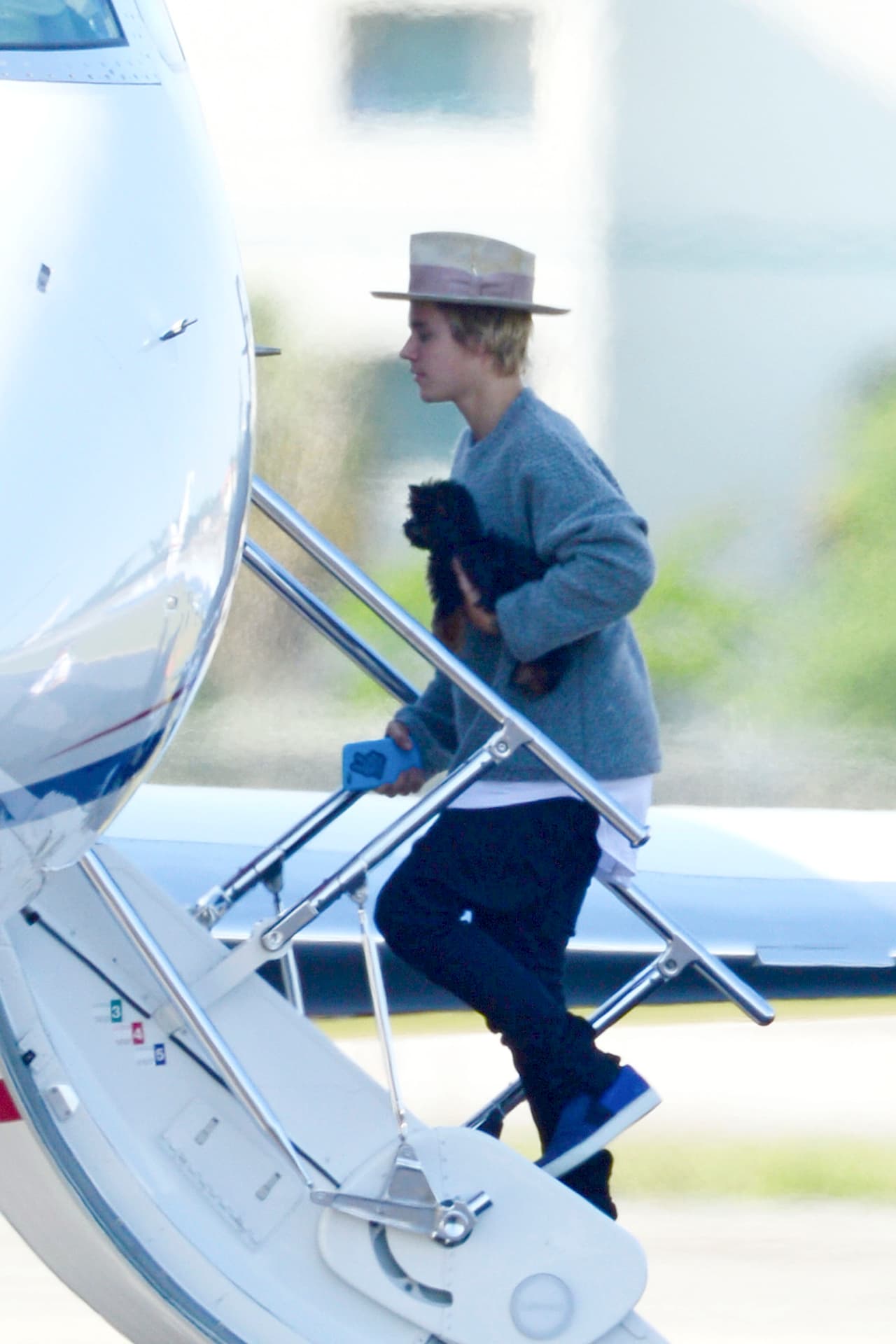 Justin Bieber se siente más cómodo y seguro cuando tiene un amiguito peludo en su avión.