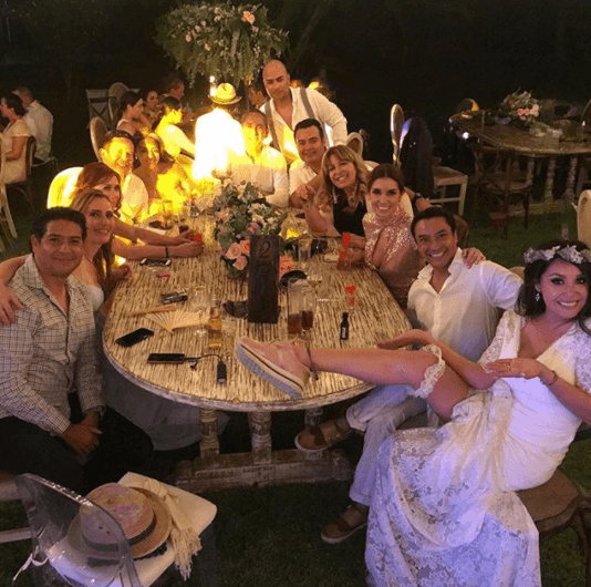 Addis disfrutó como nunca de su boda y se divirtió bromeando con sus amigos.