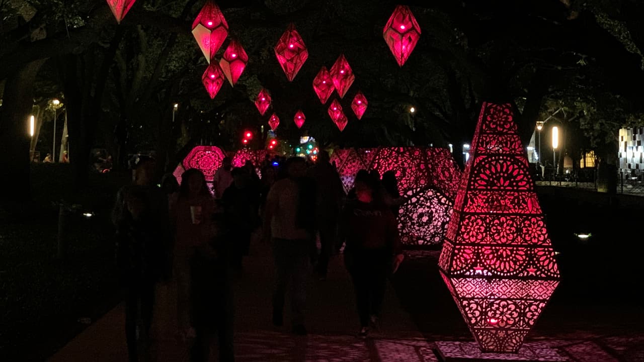 El visitante encontrará muchas sorpresas escondidas entre las
<a href="https://www.univision.com/local/houston-kxln/cassa-navidena-houston-fotos">luces</a> y sombras de estas piezas.