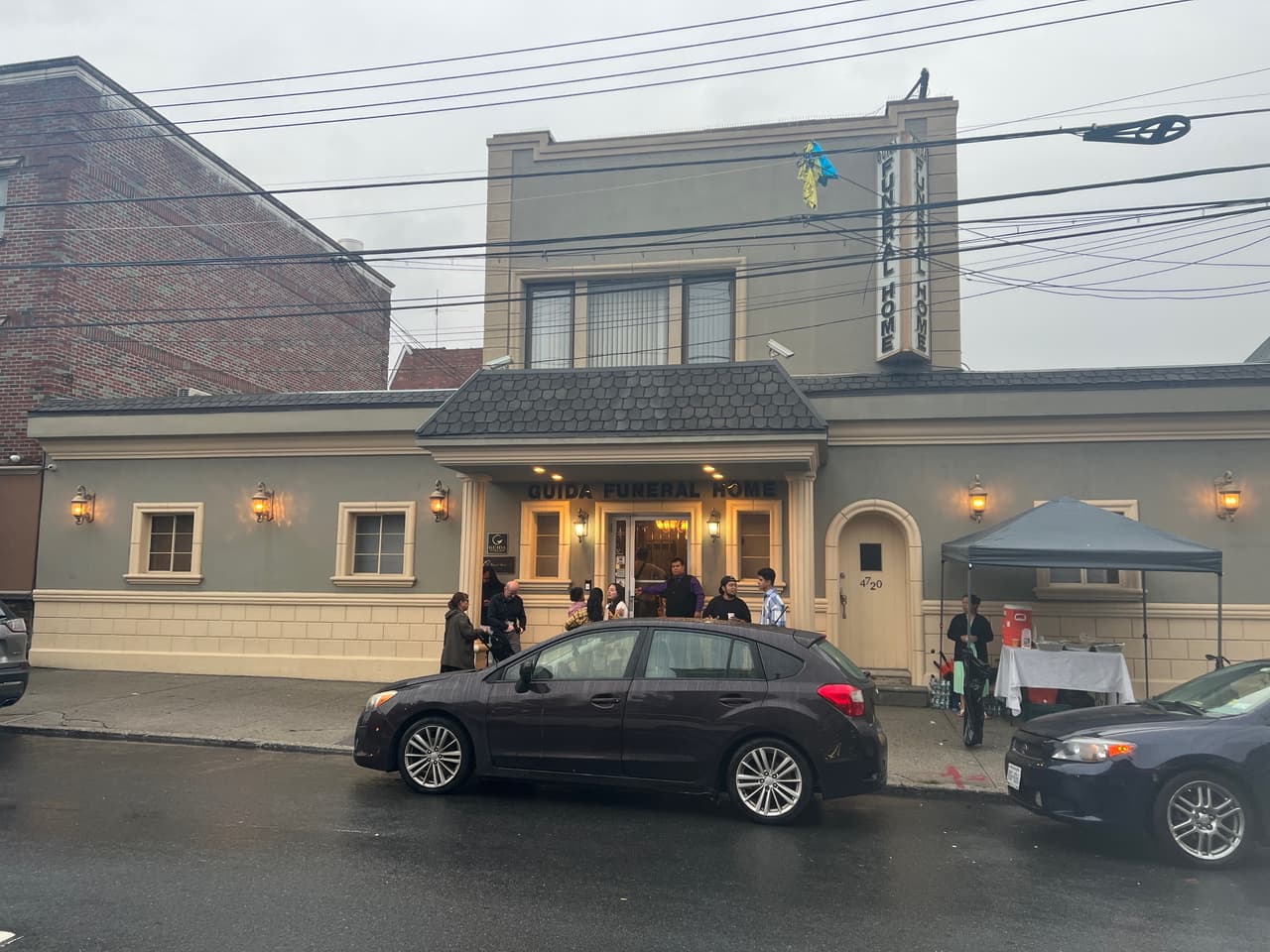 Desde las 3 de la tarde familiares y amigos se dieron cita a la funeraria Guida, en Flushing Queens, para mostrar su afecto a Jennifer Reyes y Richard Martínez, 
<b>padres de Jonathan, el <a href="https://www.univision.com/local/nueva-york-wxtv/padre-jonathan-martinez-nino-atropellado-queens-intencional" target="_blank">niño de 5 años que murió al ser atropellado</a> por una camioneta Ram blanca</b>, el 1 de septiembre. 
<br>