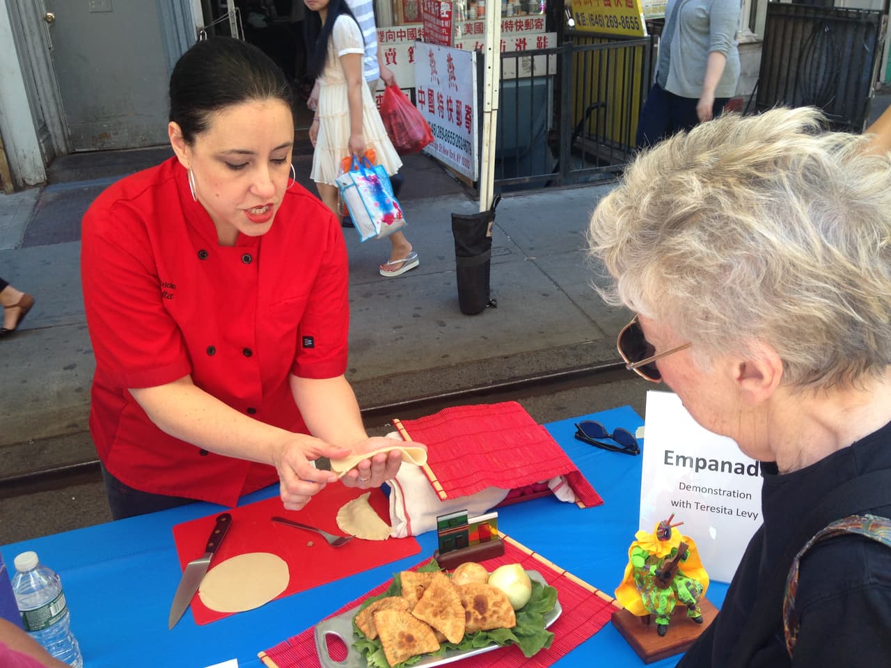 Chinos, puertorriqueños y judíos celebran juntos en Chinatown