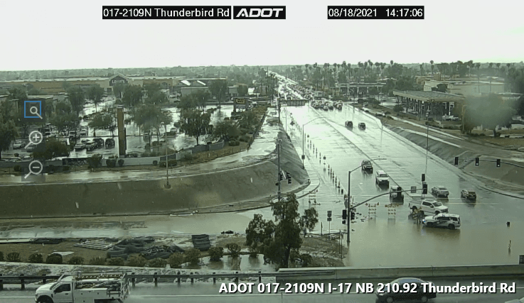 La rampa de acceso de Thunderbird Road a la Interestatal 17 en dirección sur también está cerrada por ahora debido a las fuertes lluvias, según ADOT.