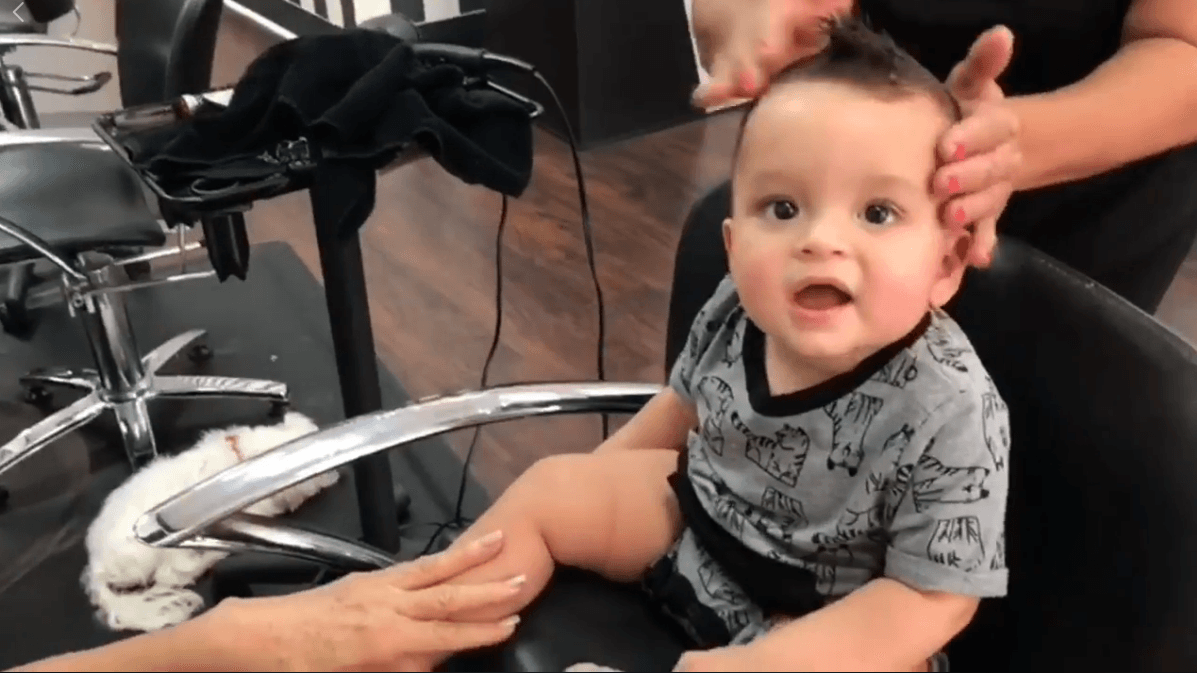 El bebé de 10 meses de Ana Patricia disfrutó estar frente a los espejos de la estética de su abuelita y el resultado lo vemos en esta imagen.