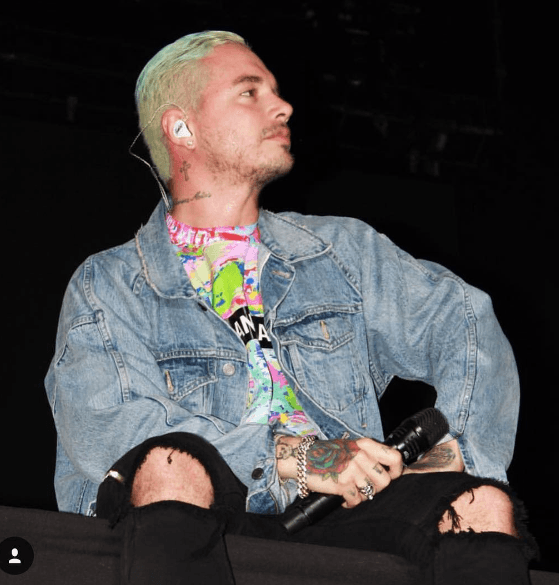 Por eso no es raro verlo con el cabello desteñido.