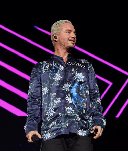 El intérprete de 'Bobo' se ve súper bien con el cabello así.